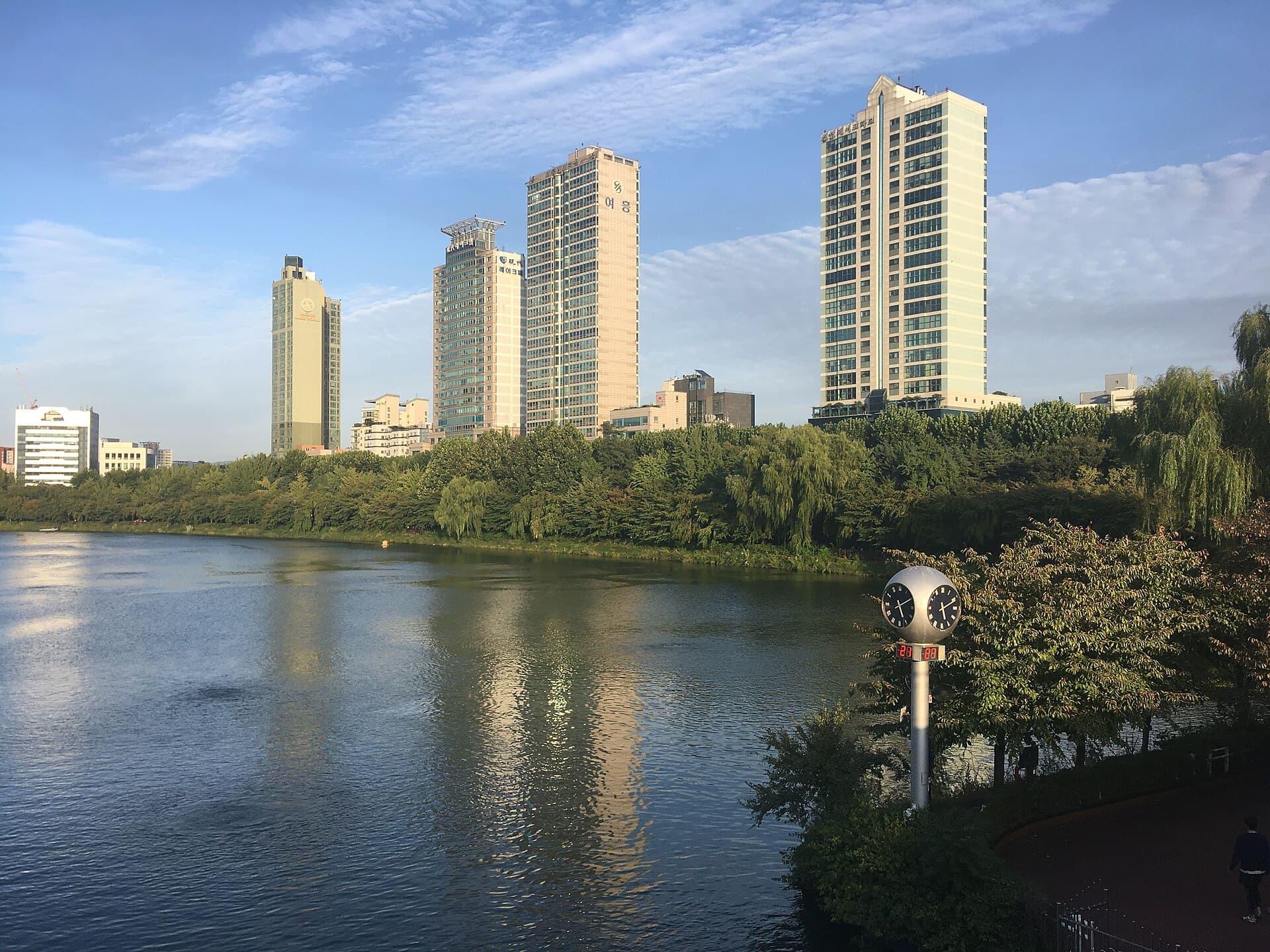 Seokchon Lake
